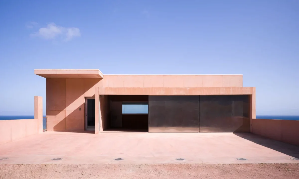Álvaro Siza Vieira and Álvaro Fonseca Unveil the Minimalist Precision of Colien House