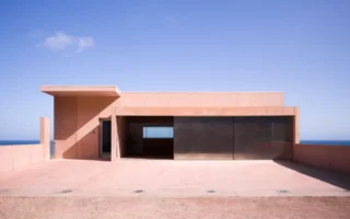Álvaro Siza Vieira and Álvaro Fonseca Unveil the Minimalist Precision of Colien House