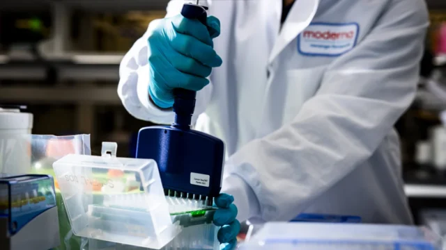 Biotech Sector Surges on AI, M&A, and Novel Drug Pipelines Despite Market Jitters