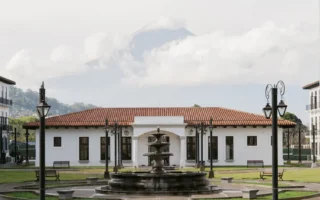 Bridging Heritage and Modernity: ATELIER Oficina de Arquitectura Unveils the UMG Campus in Antigua Guatemala