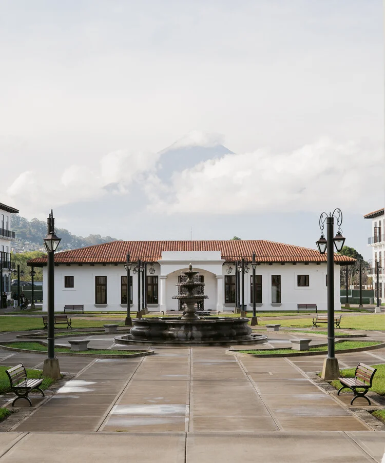 Bridging Heritage and Modernity: ATELIER Oficina de Arquitectura Unveils the UMG Campus in Antigua Guatemala