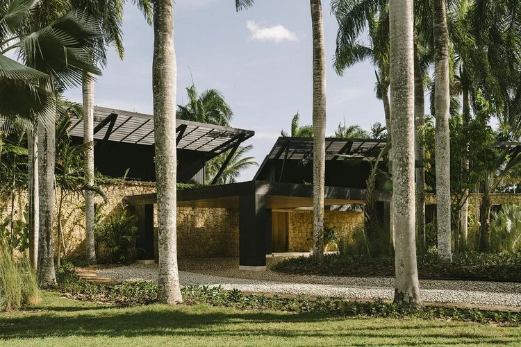 Estudio Mazara Unveils the Yakisugi House: A Tropical Residence Rooted in Material Authenticity and Landscape Dialogue