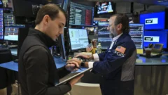 S&P 500 Without AI Briefly Outpaces Traditional Index as Wall Street Rotates Into Defensive Sectors