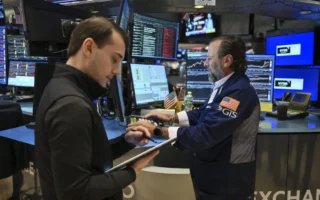 S&P 500 Without AI Briefly Outpaces Traditional Index as Wall Street Rotates Into Defensive Sectors