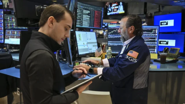 S&P 500 Without AI Briefly Outpaces Traditional Index as Wall Street Rotates Into Defensive Sectors